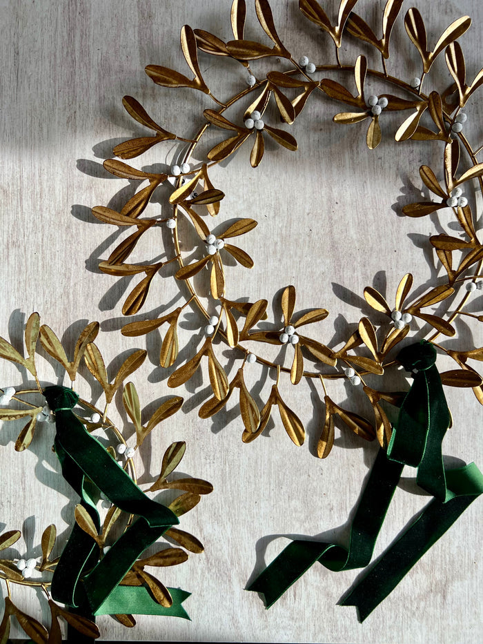 16” INCH MISTLETOE METAL WREATH