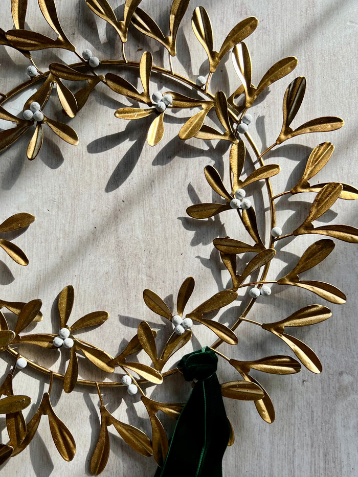 16” INCH MISTLETOE METAL WREATH