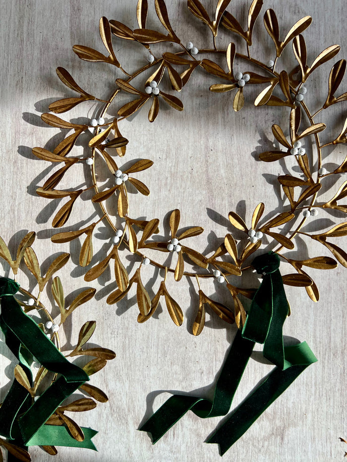 16” INCH MISTLETOE METAL WREATH