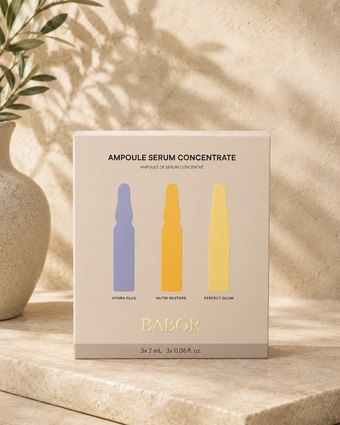 BABOR Ampoule Serum Concentrate Geschenkset mit Hydra Plus, Nutri Restore und Perfect Glow Ampullen auf elegantem beigem Spa-Hintergrund – hochwertige Feuchtigkeits- und Glow-Ampullen für strahlende Haut.