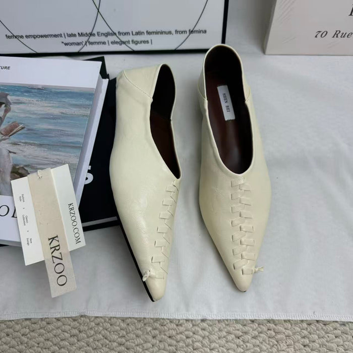 One step in the knitted pointed-toe shoes