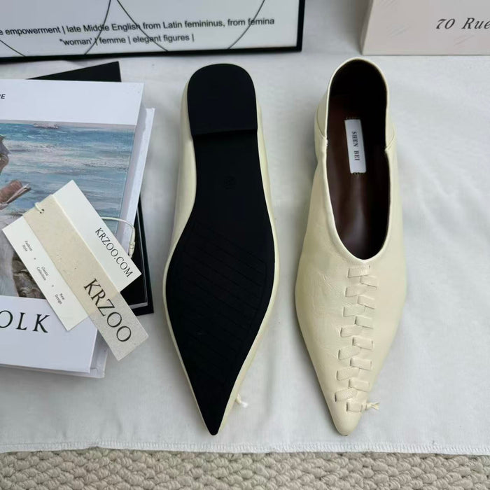 One step in the knitted pointed-toe shoes