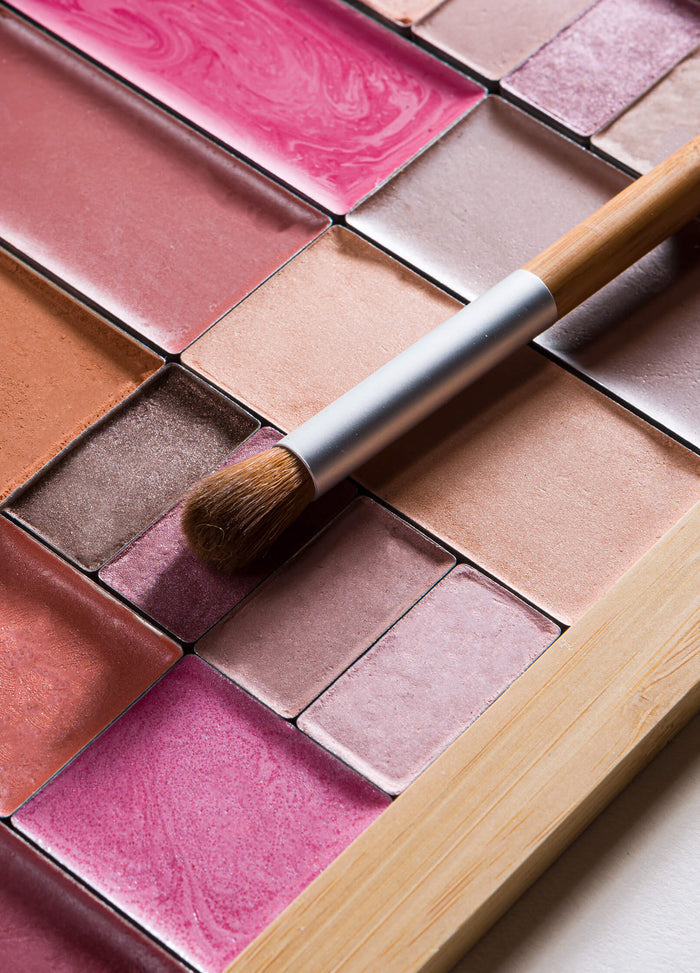 magnetic refillable makeup palette. bamboo vegan cruelty free cosmetic palette
