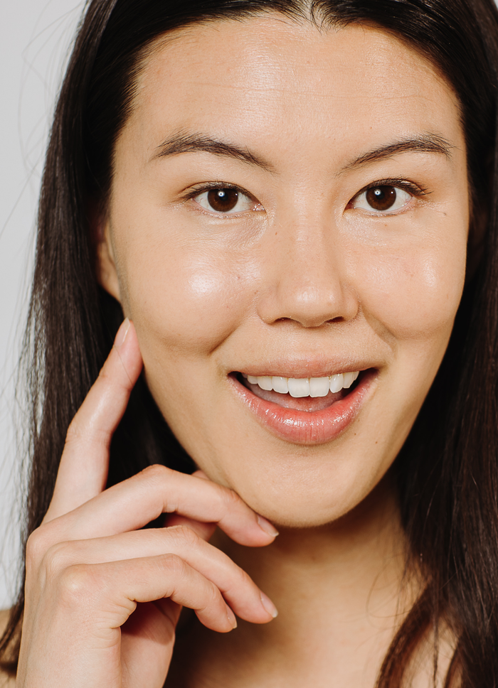 vegan cruelty free serum concealer
+caption_Deanna is wearing SN2
#shade_SN2_|_Light_Neutral